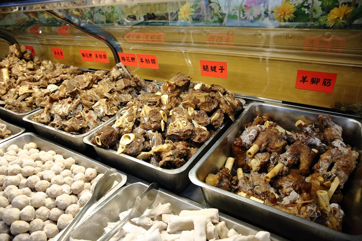 【食。楊梅】羊霸天下-楊梅總店〜老店重新開幕！在地人狂推的人氣火鍋店，羊肉爐/自助火鍋/吃到飽，羊筋羊髓道道入味，高C/P值無限吃到飽，一人只要$380！