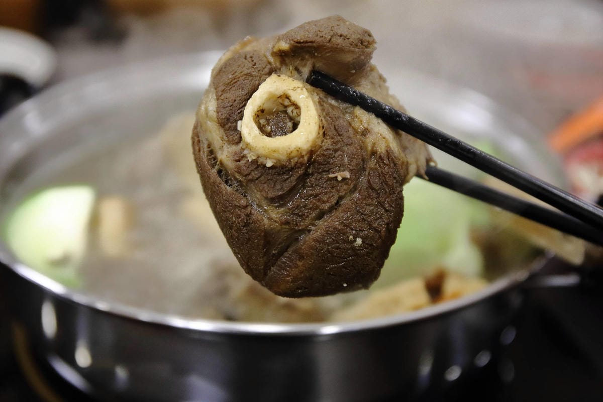 【食。楊梅】羊霸天下-楊梅總店〜老店重新開幕！在地人狂推的人氣火鍋店，羊肉爐/自助火鍋/吃到飽，羊筋羊髓道道入味，高C/P值無限吃到飽，一人只要$380！