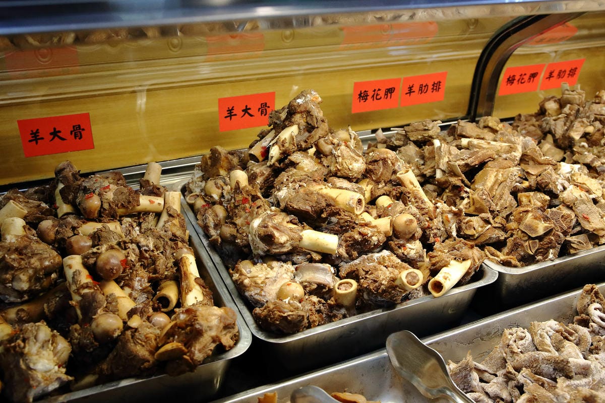 【食。楊梅】羊霸天下-楊梅總店〜老店重新開幕！在地人狂推的人氣火鍋店，羊肉爐/自助火鍋/吃到飽，羊筋羊髓道道入味，高C/P值無限吃到飽，一人只要$380！