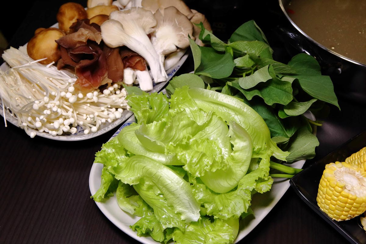 【食。楊梅】羊霸天下-楊梅總店〜老店重新開幕！在地人狂推的人氣火鍋店，羊肉爐/自助火鍋/吃到飽，羊筋羊髓道道入味，高C/P值無限吃到飽，一人只要$380！