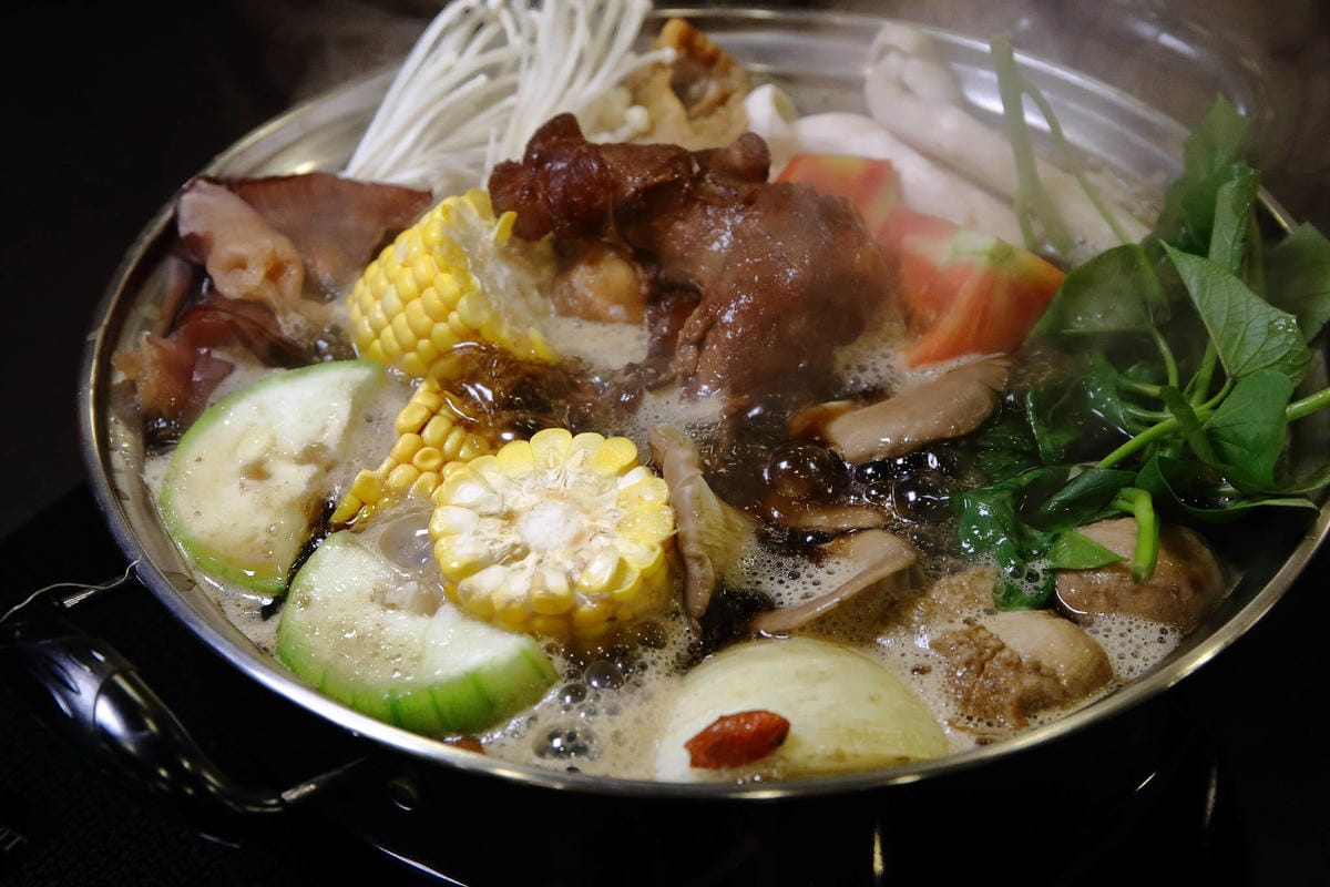 【食。楊梅】羊霸天下-楊梅總店〜老店重新開幕！在地人狂推的人氣火鍋店，羊肉爐/自助火鍋/吃到飽，羊筋羊髓道道入味，高C/P值無限吃到飽，一人只要$380！