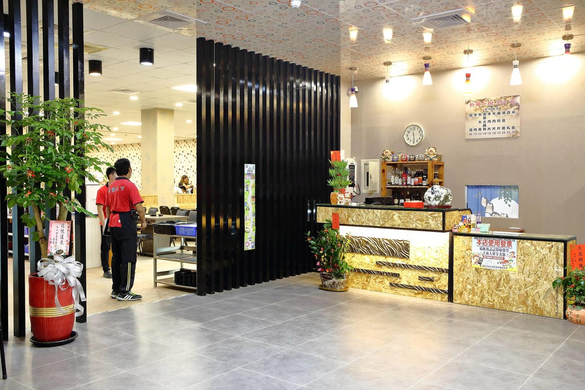 【食。楊梅】羊霸天下-楊梅總店〜老店重新開幕！在地人狂推的人氣火鍋店，羊肉爐/自助火鍋/吃到飽，羊筋羊髓道道入味，高C/P值無限吃到飽，一人只要$380！