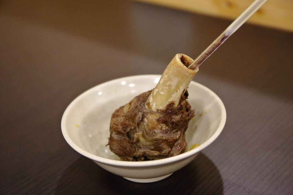 【食。楊梅】羊霸天下-楊梅總店〜老店重新開幕！在地人狂推的人氣火鍋店，羊肉爐/自助火鍋/吃到飽，羊筋羊髓道道入味，高C/P值無限吃到飽，一人只要$380！