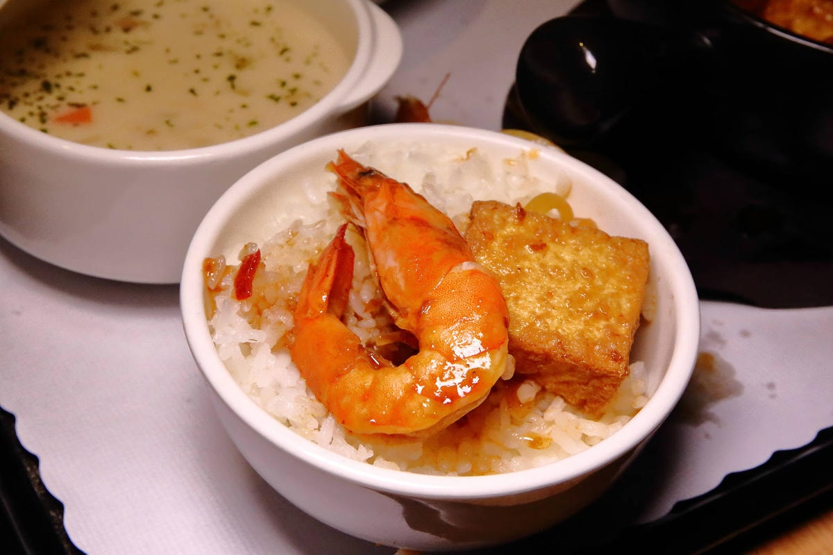 【食。桃園】端陽邀月複合式餐廳〜桃園聚會聚餐。專屬自己包廂,乾冰系調酒、中式套餐、火鍋,平價美食任你選,不噴錢的好氣氛餐廳