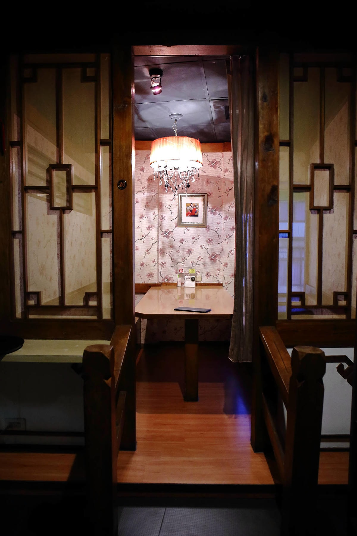 【食。桃園】端陽邀月複合式餐廳〜桃園聚會聚餐。專屬自己包廂,乾冰系調酒、中式套餐、火鍋,平價美食任你選,不噴錢的好氣氛餐廳