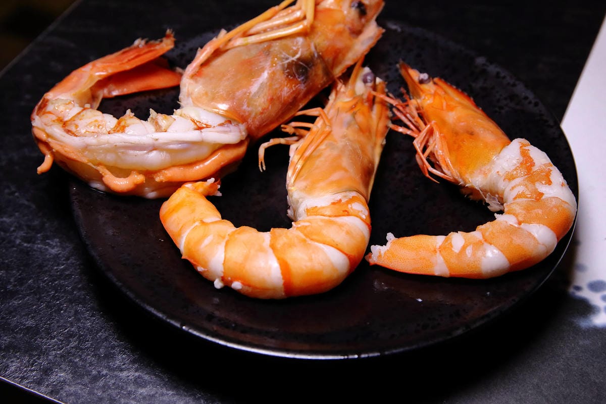 【食。板橋】武鶴 和牛火鍋 板橋館前〜板橋和牛火鍋推薦。「沒有最狂，只有更狂」，12OZ日本和牛+海鮮船只要2000多，吃過一次就回不去的好味道！