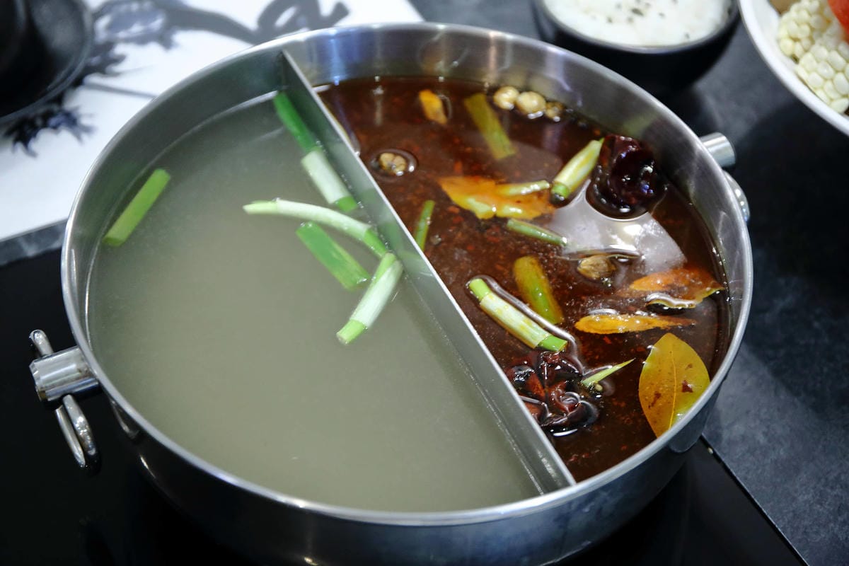 【食。板橋】武鶴 和牛火鍋 板橋館前〜板橋和牛火鍋推薦。「沒有最狂，只有更狂」，12OZ日本和牛+海鮮船只要2000多，吃過一次就回不去的好味道！