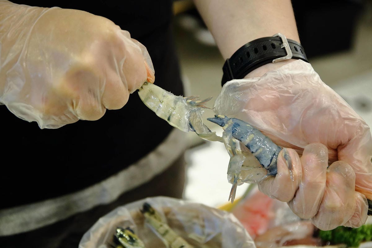 【食。板橋】武鶴 和牛火鍋 板橋館前〜板橋和牛火鍋推薦。「沒有最狂，只有更狂」，12OZ日本和牛+海鮮船只要2000多，吃過一次就回不去的好味道！