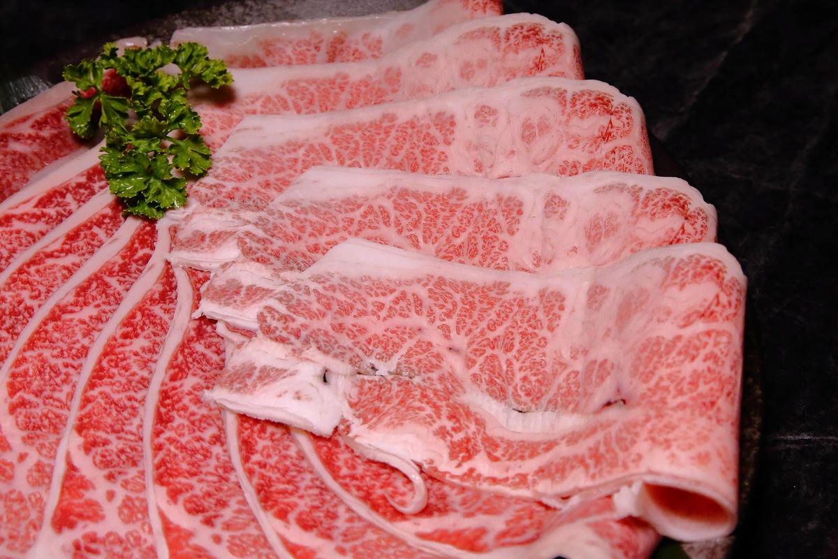 【食。板橋】武鶴 和牛火鍋 板橋館前〜板橋和牛火鍋推薦。「沒有最狂，只有更狂」，12OZ日本和牛+海鮮船只要2000多，吃過一次就回不去的好味道！