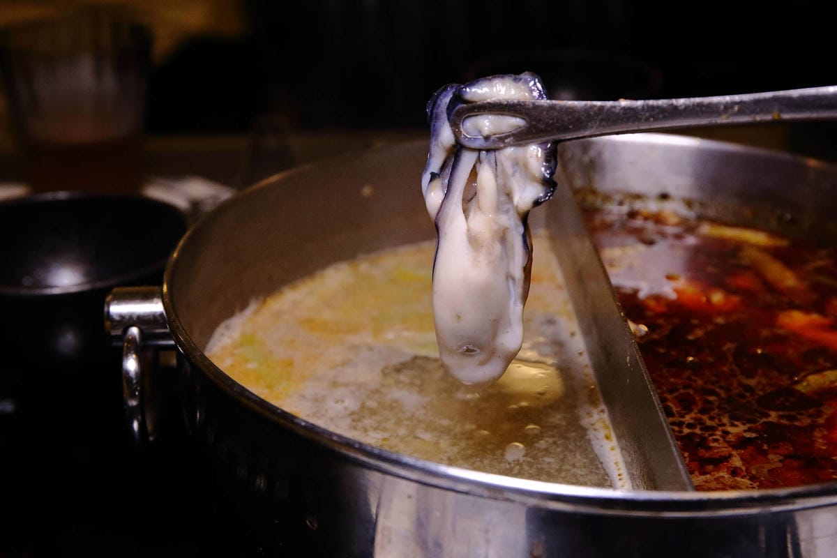 【食。板橋】武鶴 和牛火鍋 板橋館前〜板橋和牛火鍋推薦。「沒有最狂，只有更狂」，12OZ日本和牛+海鮮船只要2000多，吃過一次就回不去的好味道！