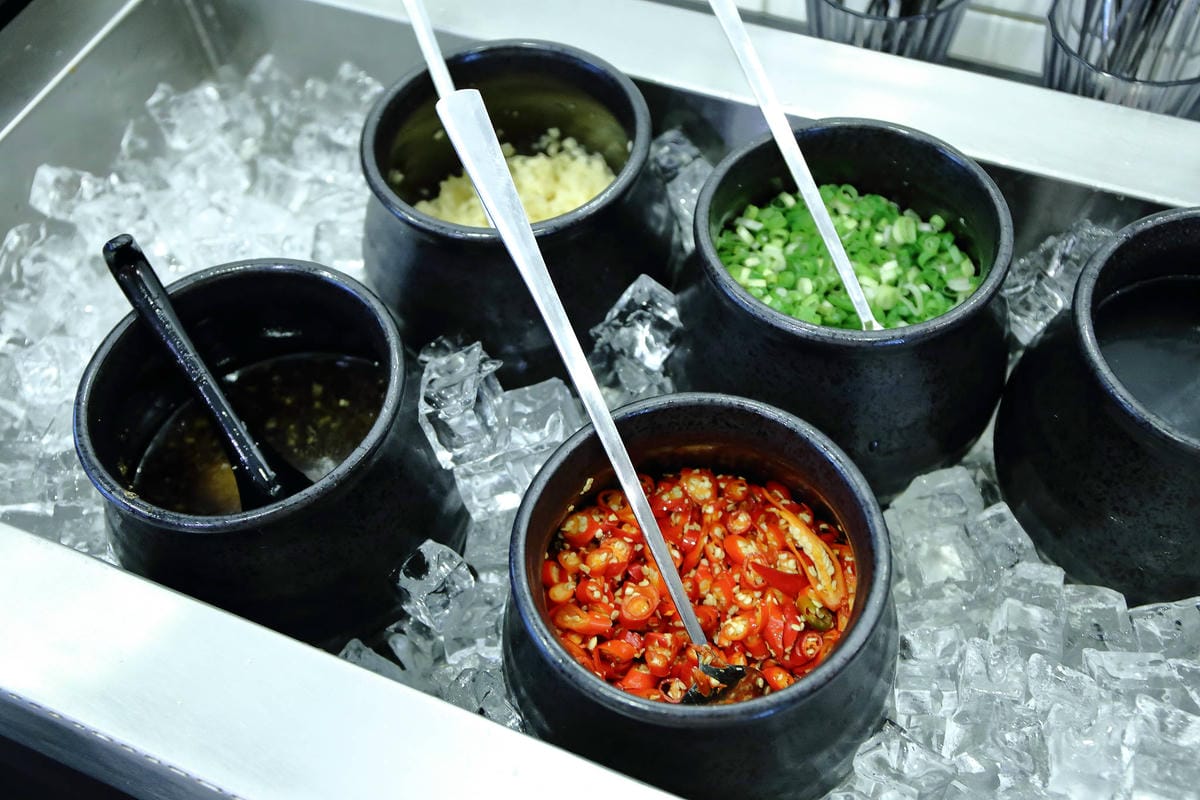 【食。板橋】武鶴 和牛火鍋 板橋館前〜板橋和牛火鍋推薦。「沒有最狂，只有更狂」，12OZ日本和牛+海鮮船只要2000多，吃過一次就回不去的好味道！