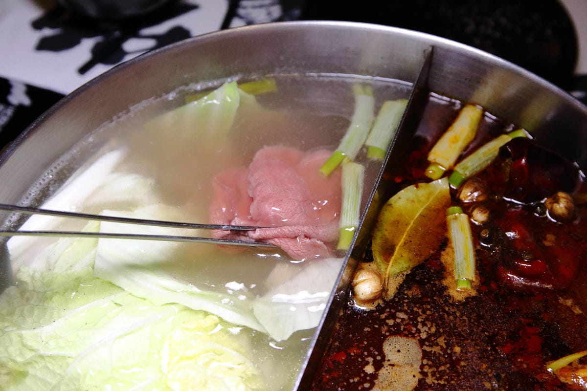 【食。板橋】武鶴 和牛火鍋 板橋館前〜板橋和牛火鍋推薦。「沒有最狂，只有更狂」，12OZ日本和牛+海鮮船只要2000多，吃過一次就回不去的好味道！