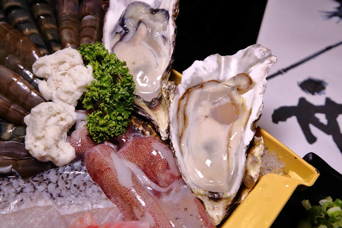 【食。板橋】武鶴 和牛火鍋 板橋館前〜板橋和牛火鍋推薦。「沒有最狂，只有更狂」，12OZ日本和牛+海鮮船只要2000多，吃過一次就回不去的好味道！