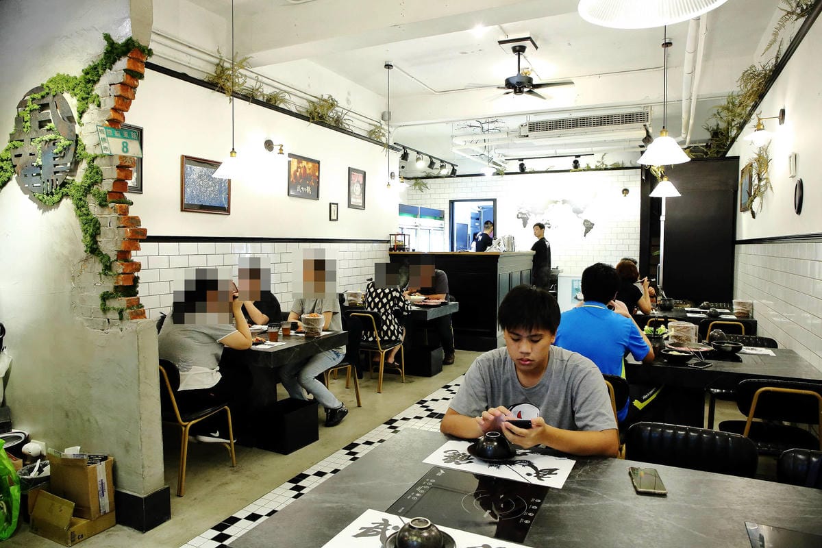 【食。板橋】武鶴 和牛火鍋 板橋館前〜板橋和牛火鍋推薦。「沒有最狂，只有更狂」，12OZ日本和牛+海鮮船只要2000多，吃過一次就回不去的好味道！