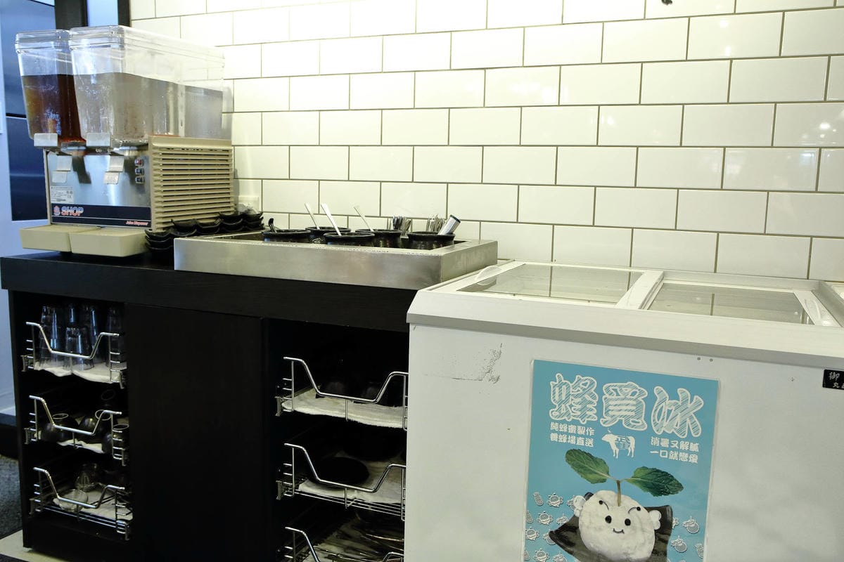 【食。板橋】武鶴 和牛火鍋 板橋館前〜板橋和牛火鍋推薦。「沒有最狂，只有更狂」，12OZ日本和牛+海鮮船只要2000多，吃過一次就回不去的好味道！