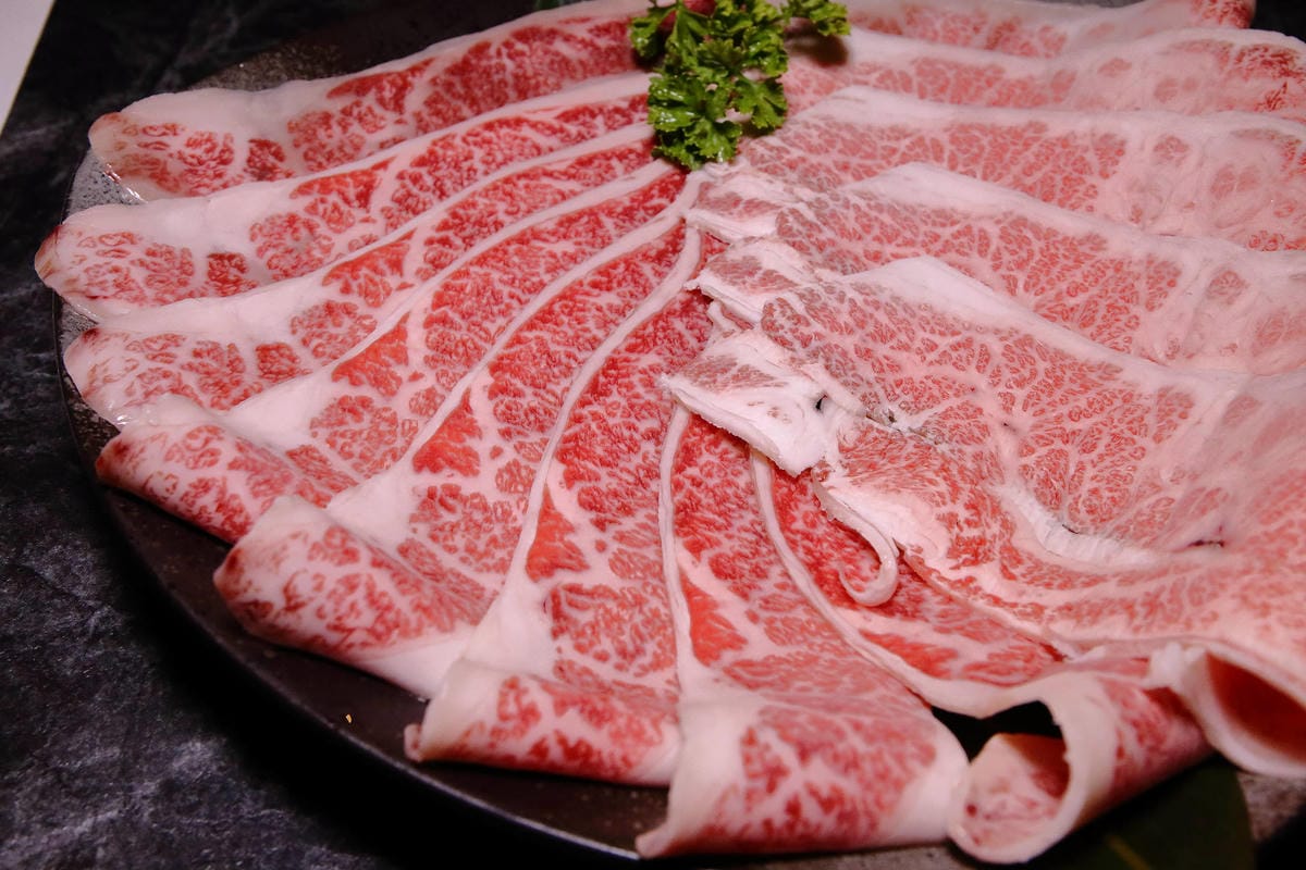 【食。板橋】武鶴 和牛火鍋 板橋館前〜板橋和牛火鍋推薦。「沒有最狂，只有更狂」，12OZ日本和牛+海鮮船只要2000多，吃過一次就回不去的好味道！