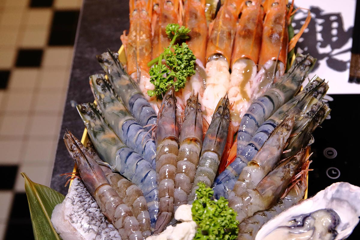 【食。板橋】武鶴 和牛火鍋 板橋館前〜板橋和牛火鍋推薦。「沒有最狂，只有更狂」，12OZ日本和牛+海鮮船只要2000多，吃過一次就回不去的好味道！