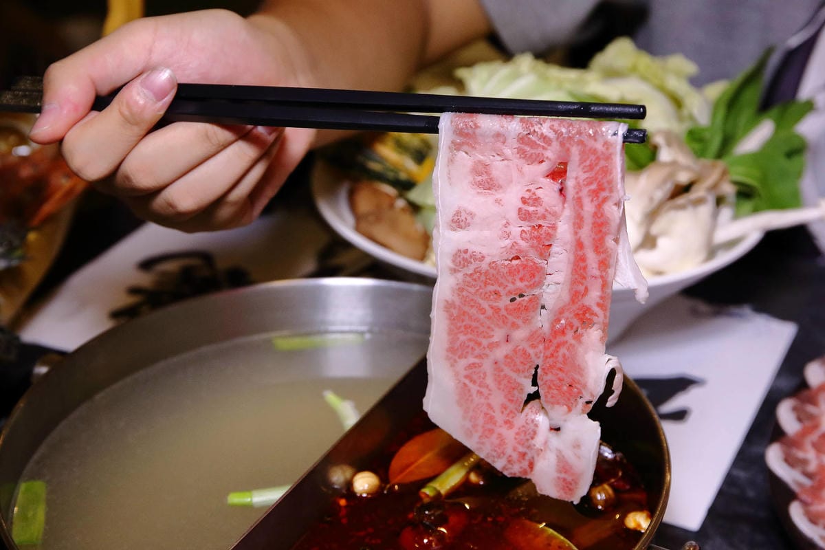 【食。板橋】武鶴 和牛火鍋 板橋館前〜板橋和牛火鍋推薦。「沒有最狂，只有更狂」，12OZ日本和牛+海鮮船只要2000多，吃過一次就回不去的好味道！