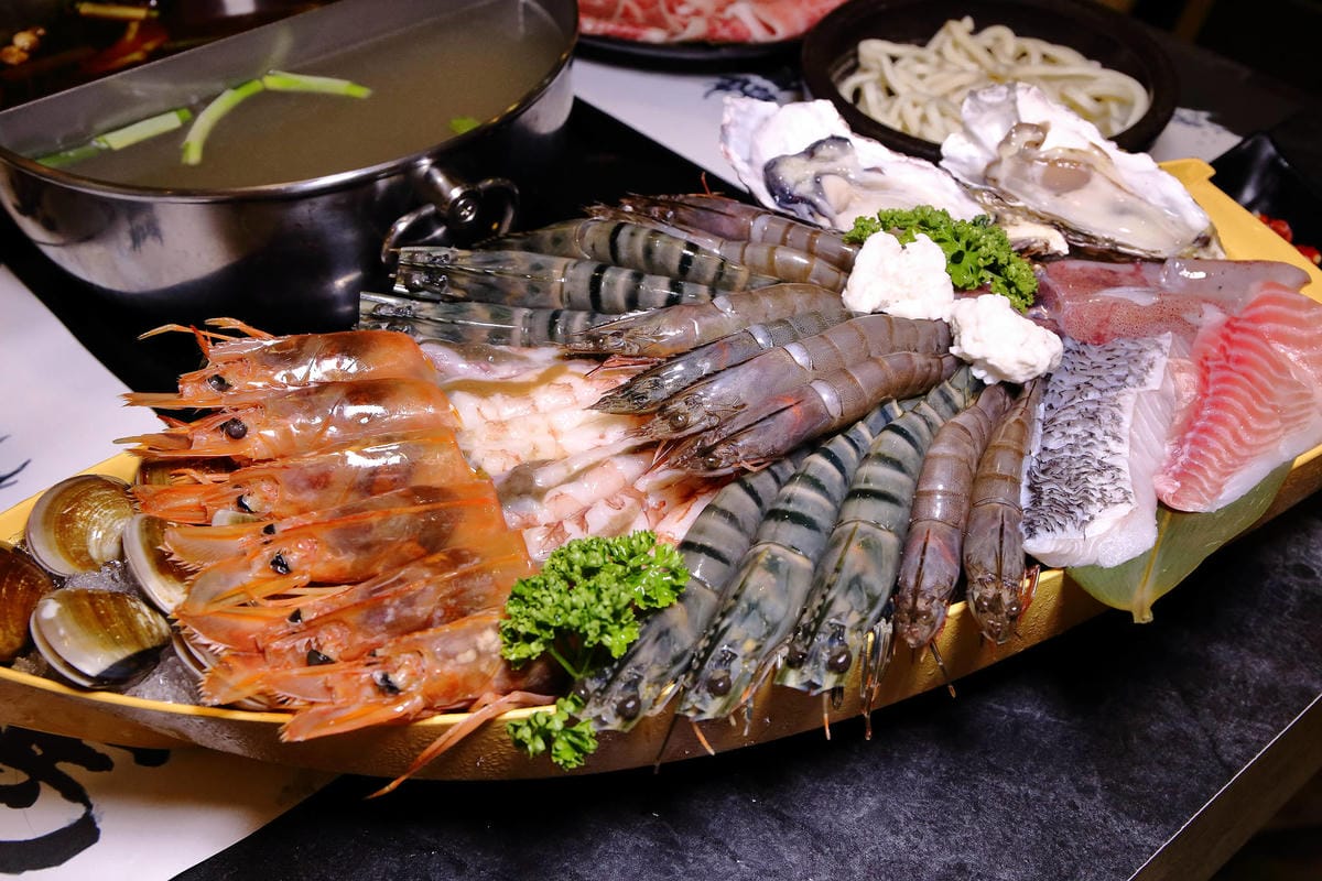 【食。板橋】武鶴 和牛火鍋 板橋館前〜板橋和牛火鍋推薦。「沒有最狂，只有更狂」，12OZ日本和牛+海鮮船只要2000多，吃過一次就回不去的好味道！