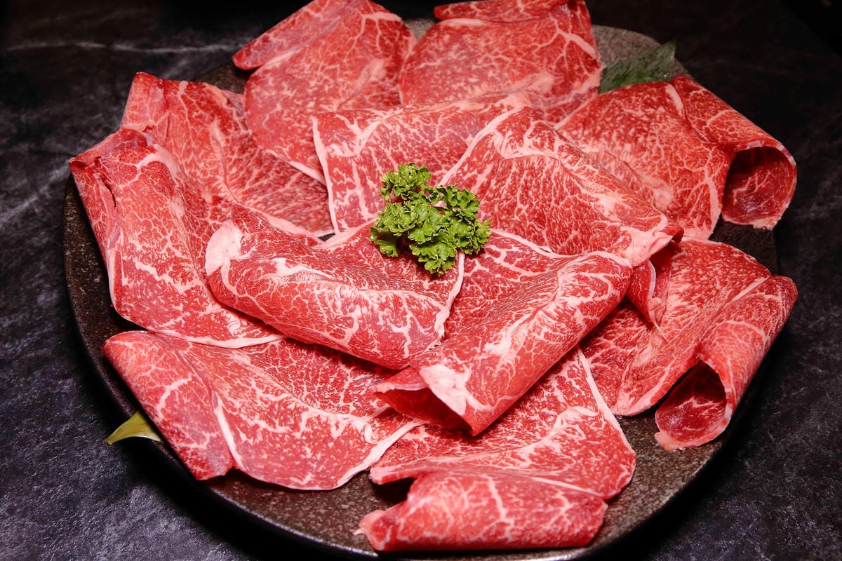 【食。板橋】武鶴 和牛火鍋 板橋館前〜板橋和牛火鍋推薦。「沒有最狂，只有更狂」，12OZ日本和牛+海鮮船只要2000多，吃過一次就回不去的好味道！