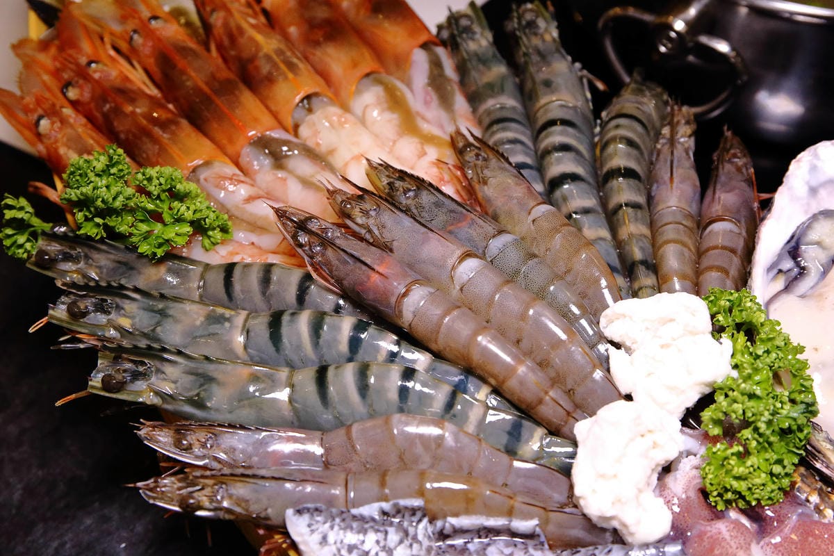 【食。板橋】武鶴 和牛火鍋 板橋館前〜板橋和牛火鍋推薦。「沒有最狂，只有更狂」，12OZ日本和牛+海鮮船只要2000多，吃過一次就回不去的好味道！