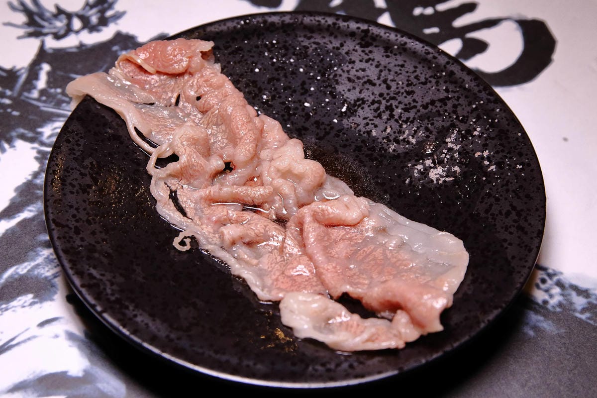 【食。板橋】武鶴 和牛火鍋 板橋館前〜板橋和牛火鍋推薦。「沒有最狂，只有更狂」，12OZ日本和牛+海鮮船只要2000多，吃過一次就回不去的好味道！