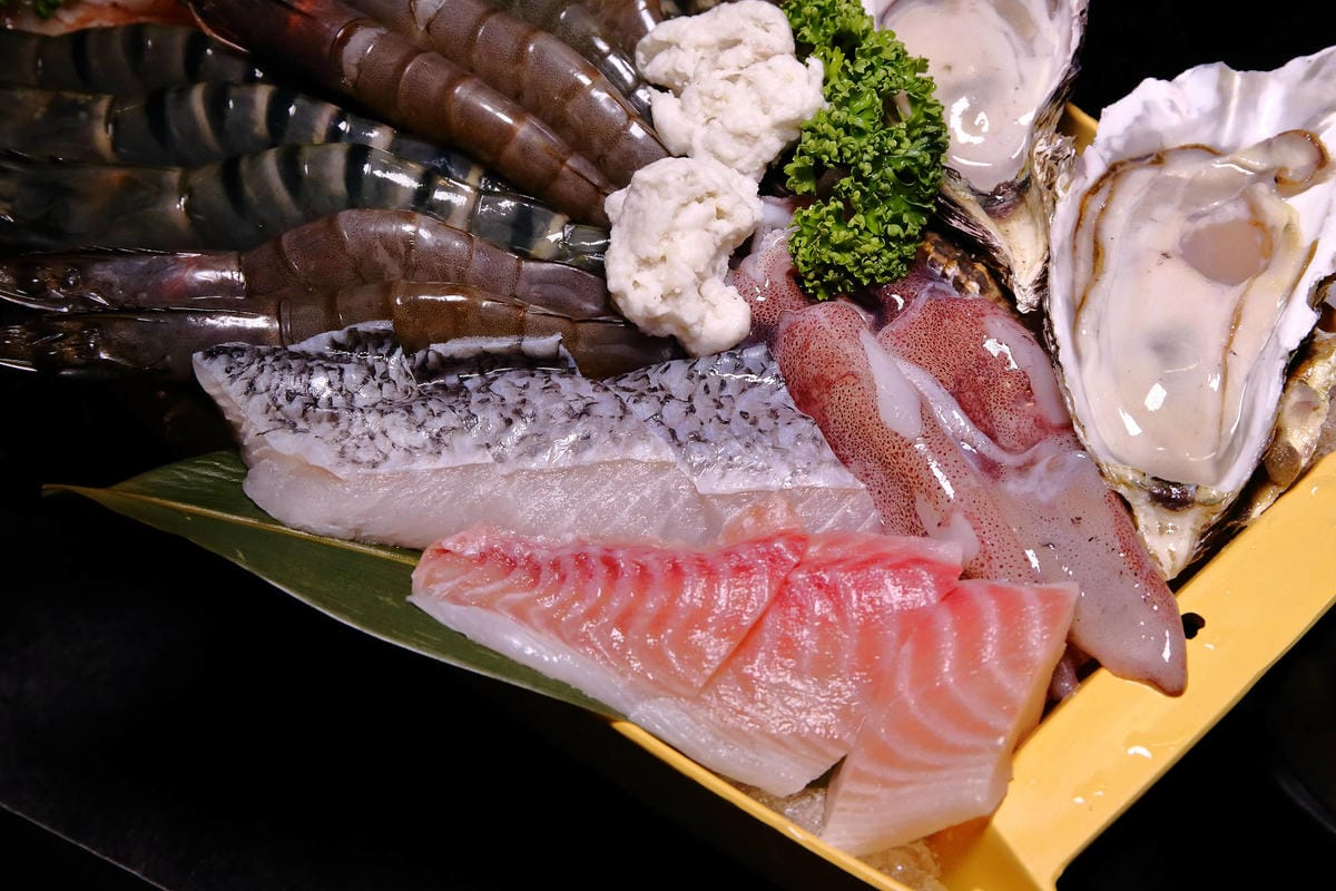 【食。板橋】武鶴 和牛火鍋 板橋館前〜板橋和牛火鍋推薦。「沒有最狂，只有更狂」，12OZ日本和牛+海鮮船只要2000多，吃過一次就回不去的好味道！