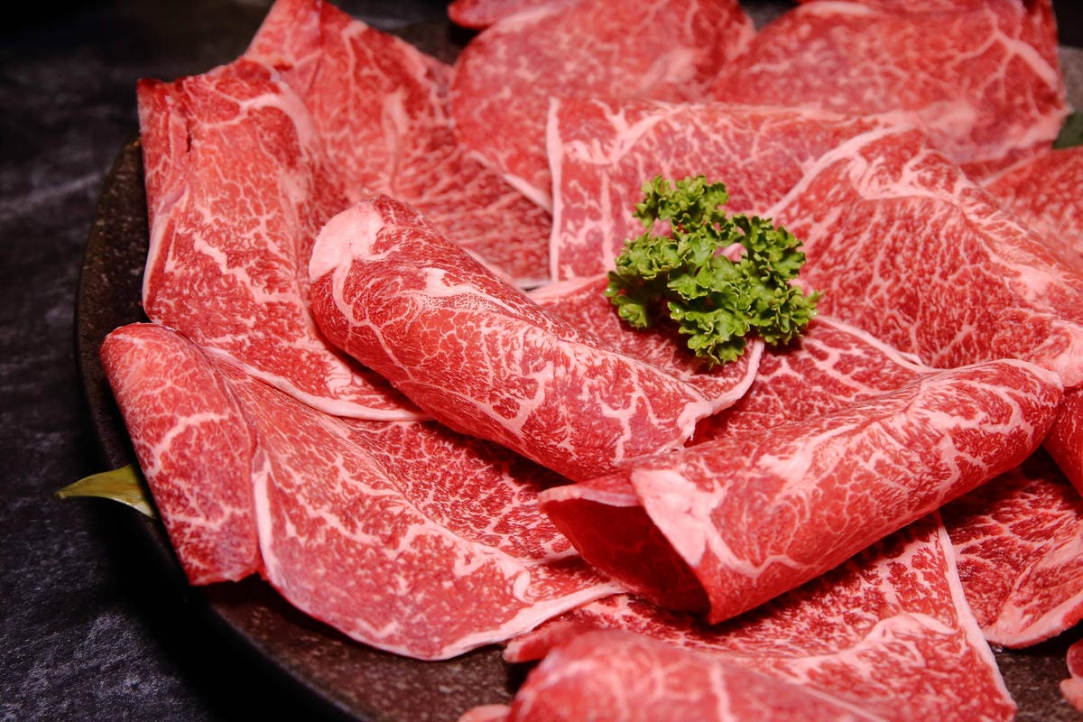 【食。板橋】武鶴 和牛火鍋 板橋館前〜板橋和牛火鍋推薦。「沒有最狂，只有更狂」，12OZ日本和牛+海鮮船只要2000多，吃過一次就回不去的好味道！