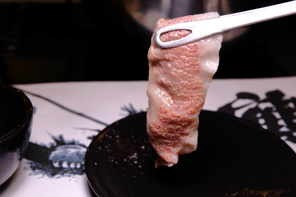 【食。板橋】武鶴 和牛火鍋 板橋館前〜板橋和牛火鍋推薦。「沒有最狂，只有更狂」，12OZ日本和牛+海鮮船只要2000多，吃過一次就回不去的好味道！