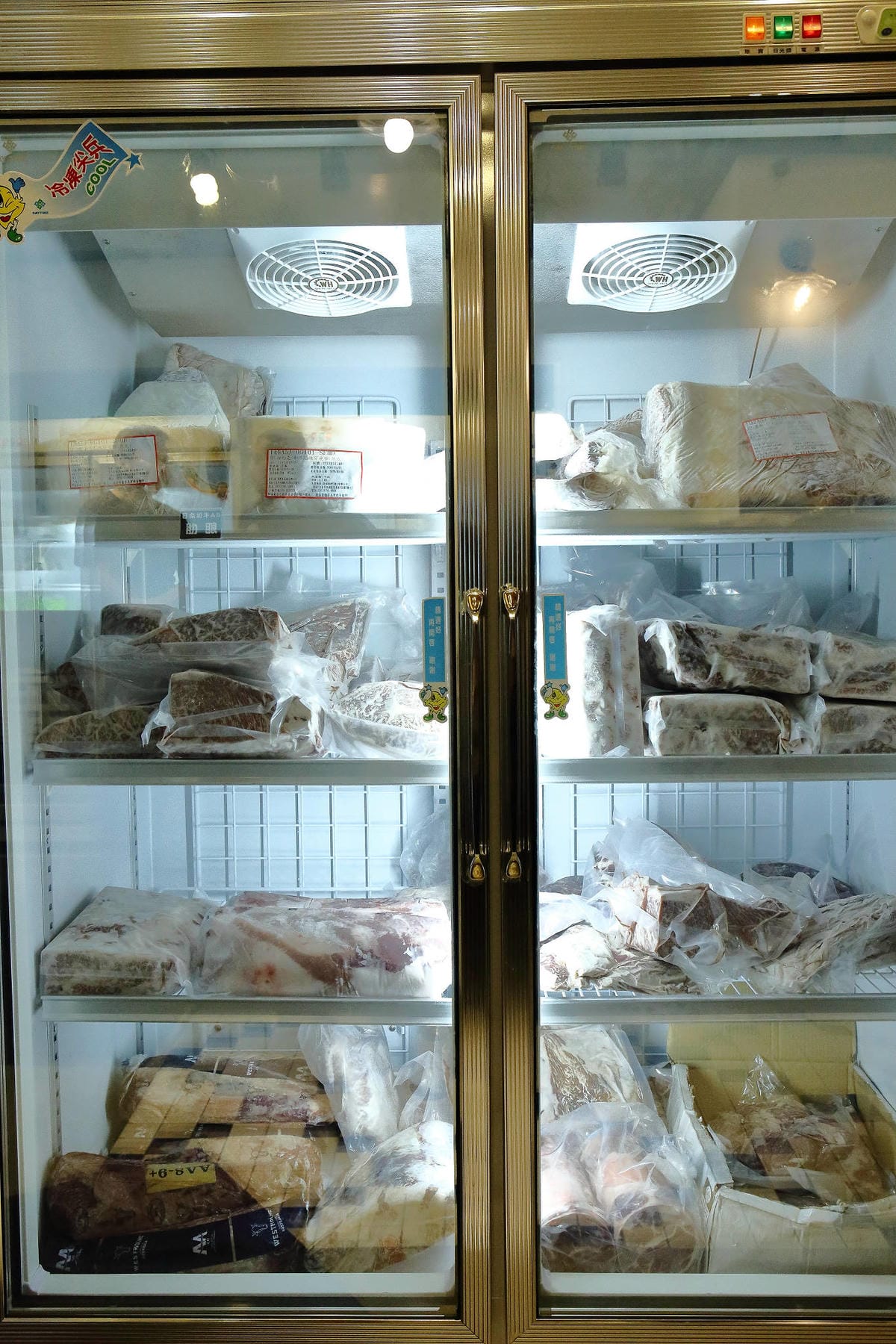 【食。板橋】武鶴 和牛火鍋 板橋館前〜板橋和牛火鍋推薦。「沒有最狂，只有更狂」，12OZ日本和牛+海鮮船只要2000多，吃過一次就回不去的好味道！