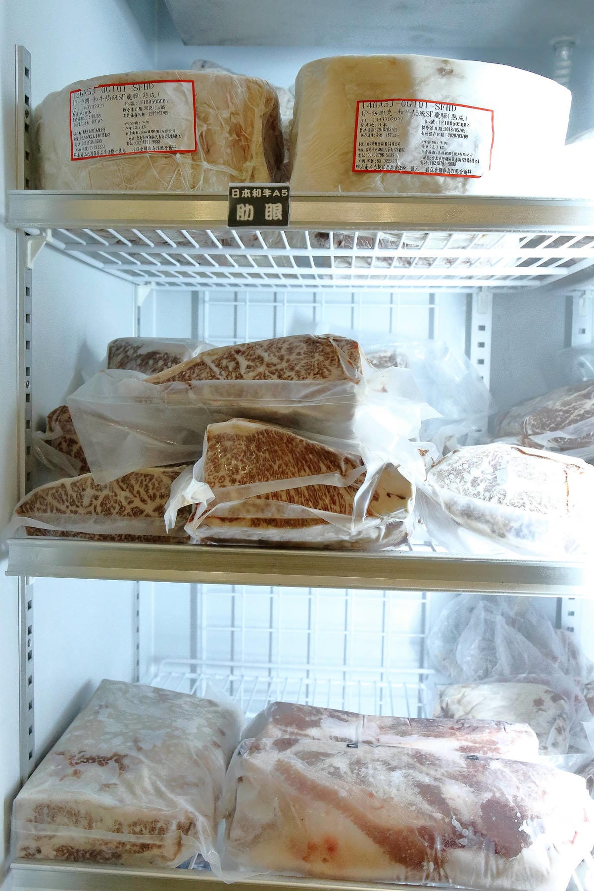 【食。板橋】武鶴 和牛火鍋 板橋館前〜板橋和牛火鍋推薦。「沒有最狂，只有更狂」，12OZ日本和牛+海鮮船只要2000多，吃過一次就回不去的好味道！