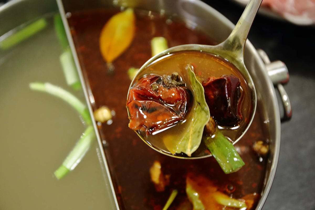 【食。板橋】武鶴 和牛火鍋 板橋館前〜板橋和牛火鍋推薦。「沒有最狂，只有更狂」，12OZ日本和牛+海鮮船只要2000多，吃過一次就回不去的好味道！