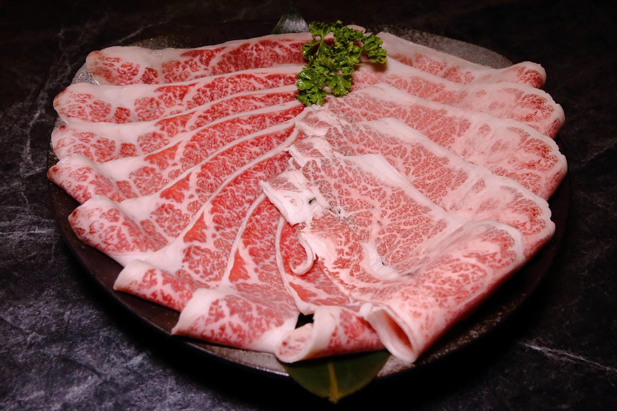 【食。板橋】武鶴 和牛火鍋 板橋館前〜板橋和牛火鍋推薦。「沒有最狂，只有更狂」，12OZ日本和牛+海鮮船只要2000多，吃過一次就回不去的好味道！