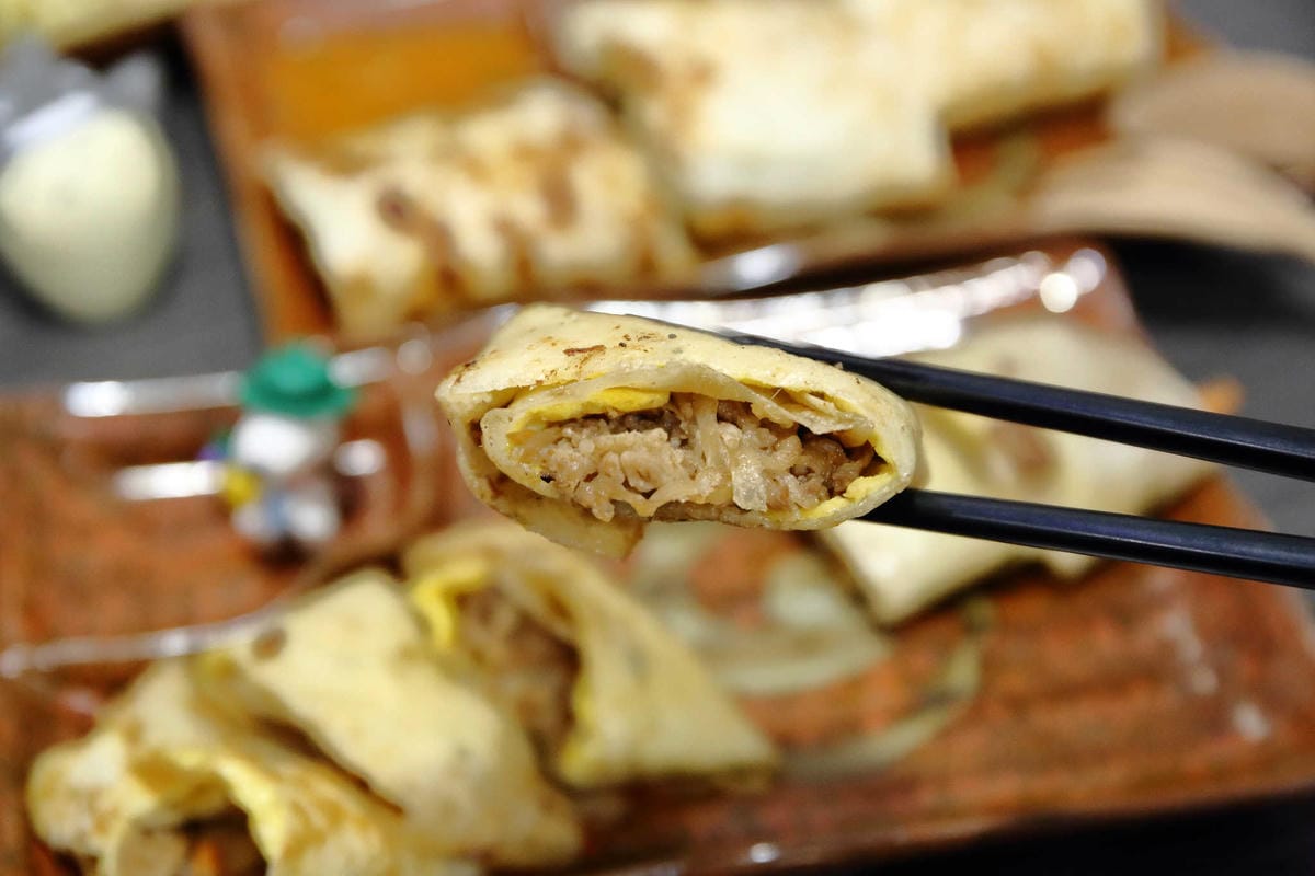 【食。板橋】詠樂屋煎炸餃社〜打拋豬、洋蔥牛肉蛋餅你吃過嗎？激推超好吃手工蛋餅，不吃會後悔…蛋餅控必吃千萬別錯過！