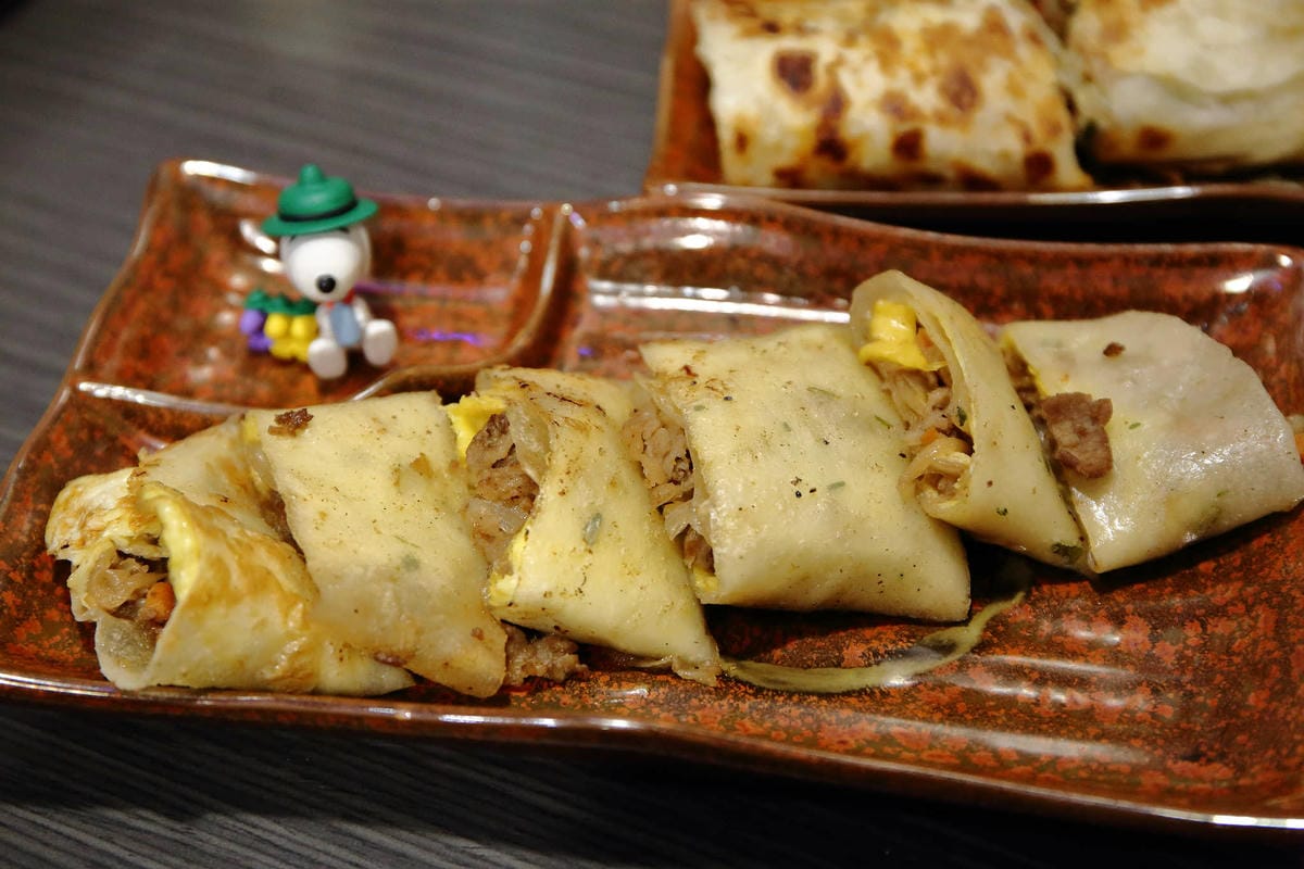 【食。板橋】詠樂屋煎炸餃社〜打拋豬、洋蔥牛肉蛋餅你吃過嗎？激推超好吃手工蛋餅，不吃會後悔…蛋餅控必吃千萬別錯過！