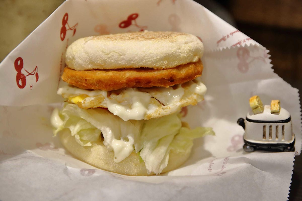 【食。板橋】詠樂屋煎炸餃社〜打拋豬、洋蔥牛肉蛋餅你吃過嗎？激推超好吃手工蛋餅，不吃會後悔…蛋餅控必吃千萬別錯過！