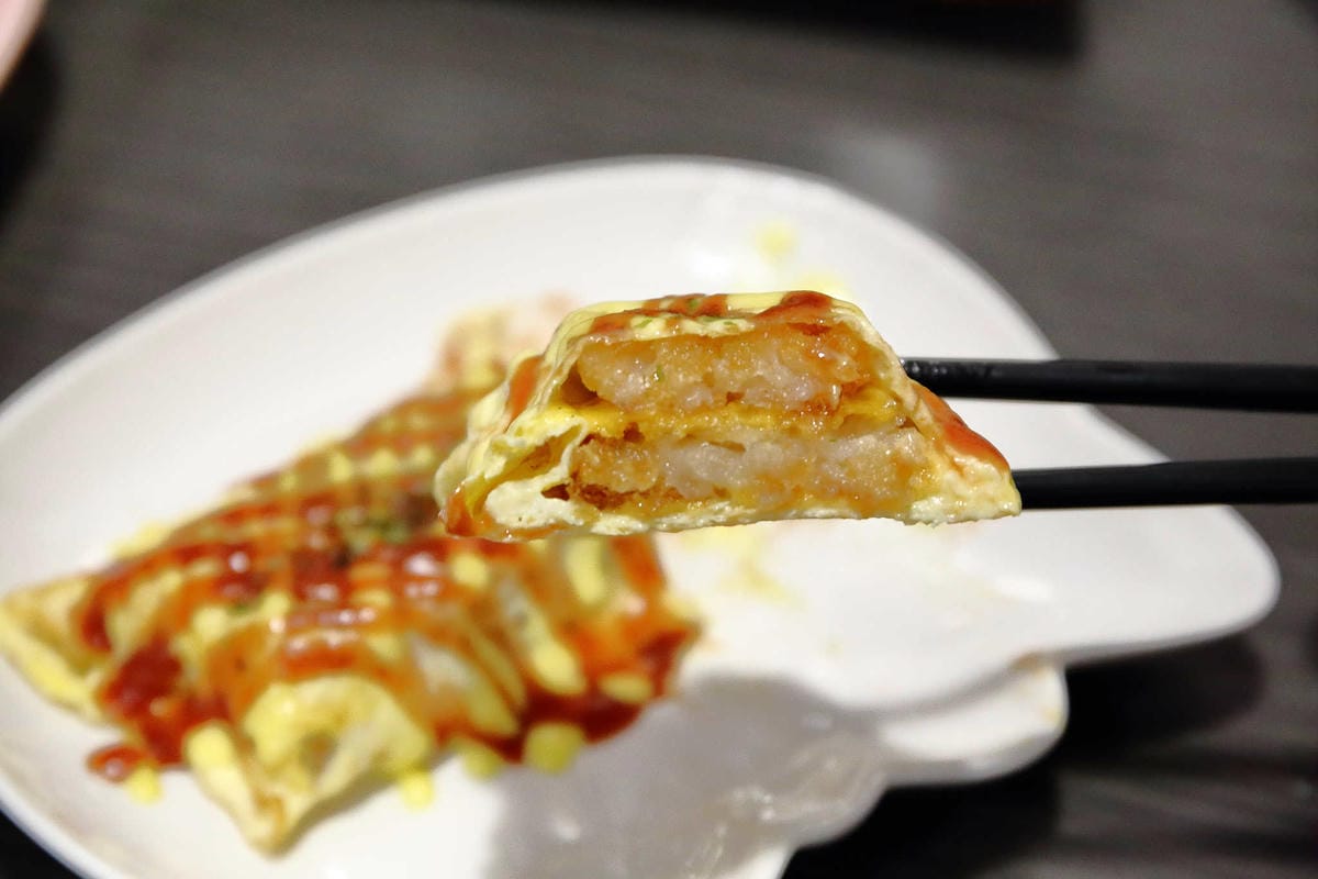 【食。板橋】詠樂屋煎炸餃社〜打拋豬、洋蔥牛肉蛋餅你吃過嗎？激推超好吃手工蛋餅，不吃會後悔…蛋餅控必吃千萬別錯過！