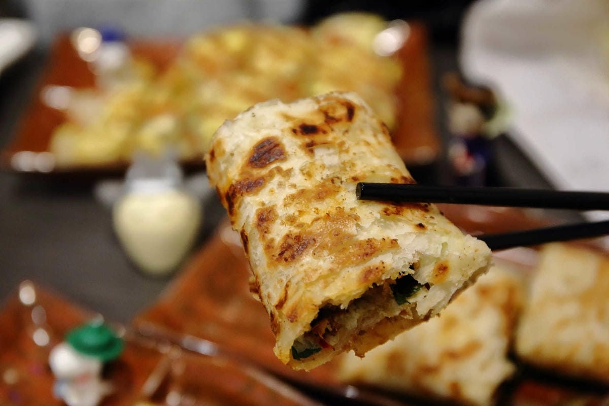 【食。板橋】詠樂屋煎炸餃社〜打拋豬、洋蔥牛肉蛋餅你吃過嗎？激推超好吃手工蛋餅，不吃會後悔…蛋餅控必吃千萬別錯過！