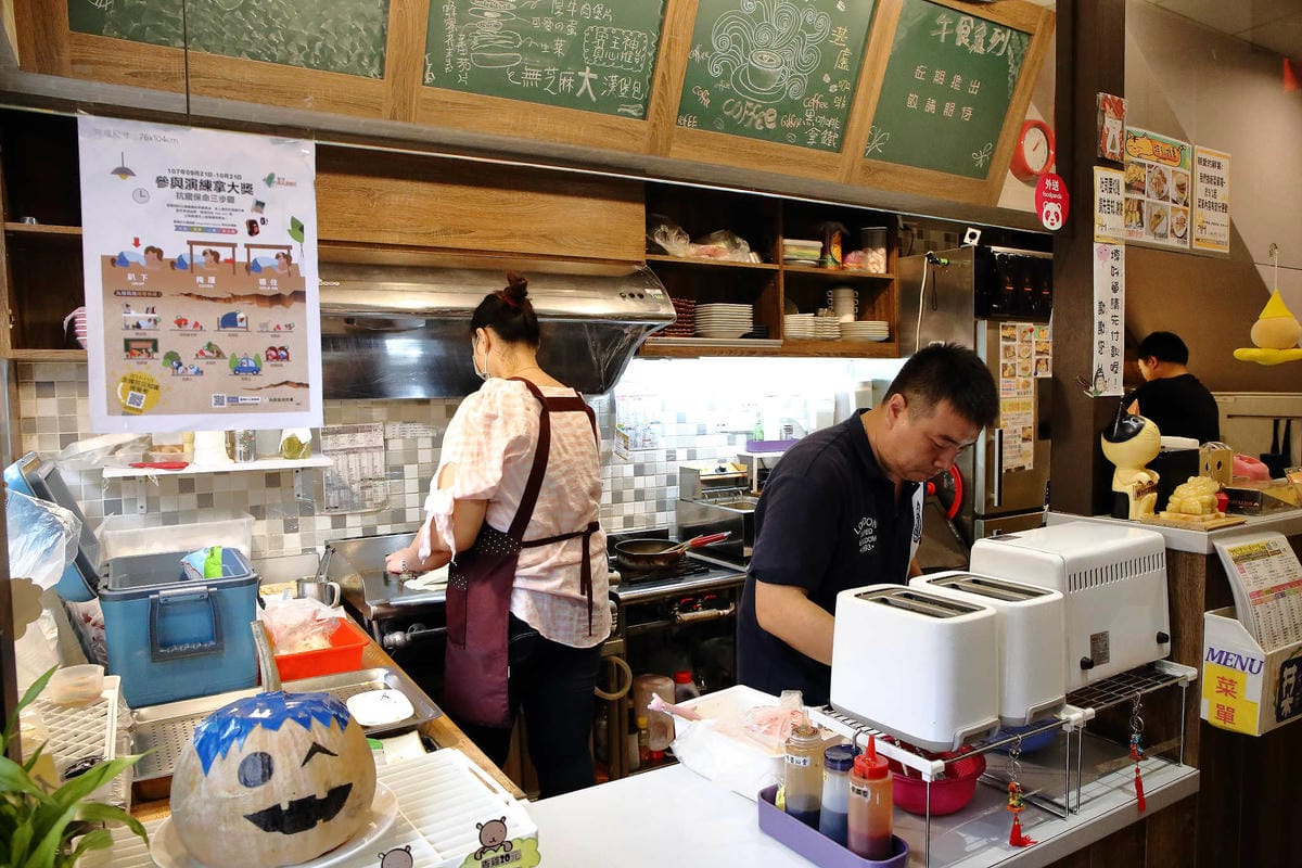 【食。板橋】詠樂屋煎炸餃社〜打拋豬、洋蔥牛肉蛋餅你吃過嗎？激推超好吃手工蛋餅，不吃會後悔…蛋餅控必吃千萬別錯過！