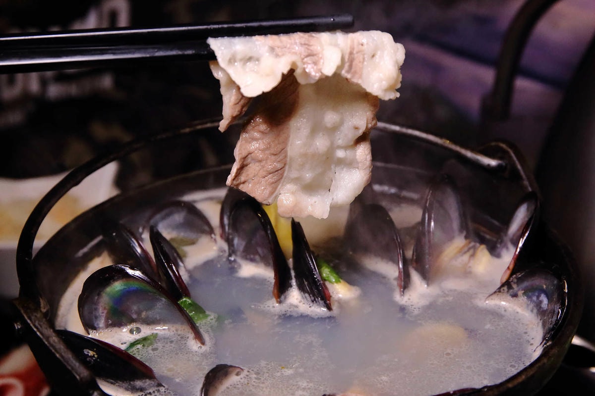 【食。中和】水貨炭火烤魚中和店〜超人氣排隊美食!免搭飛機就能吃到來自重慶萬州炭火烤魚,饕客注意萬里蟹來了!