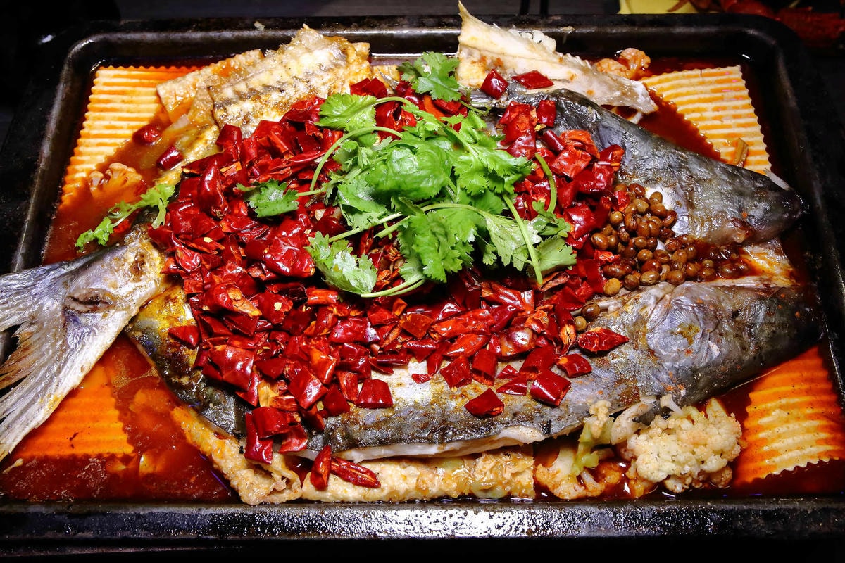 【食。中和】水貨炭火烤魚中和店〜超人氣排隊美食!免搭飛機就能吃到來自重慶萬州炭火烤魚,饕客注意萬里蟹來了!