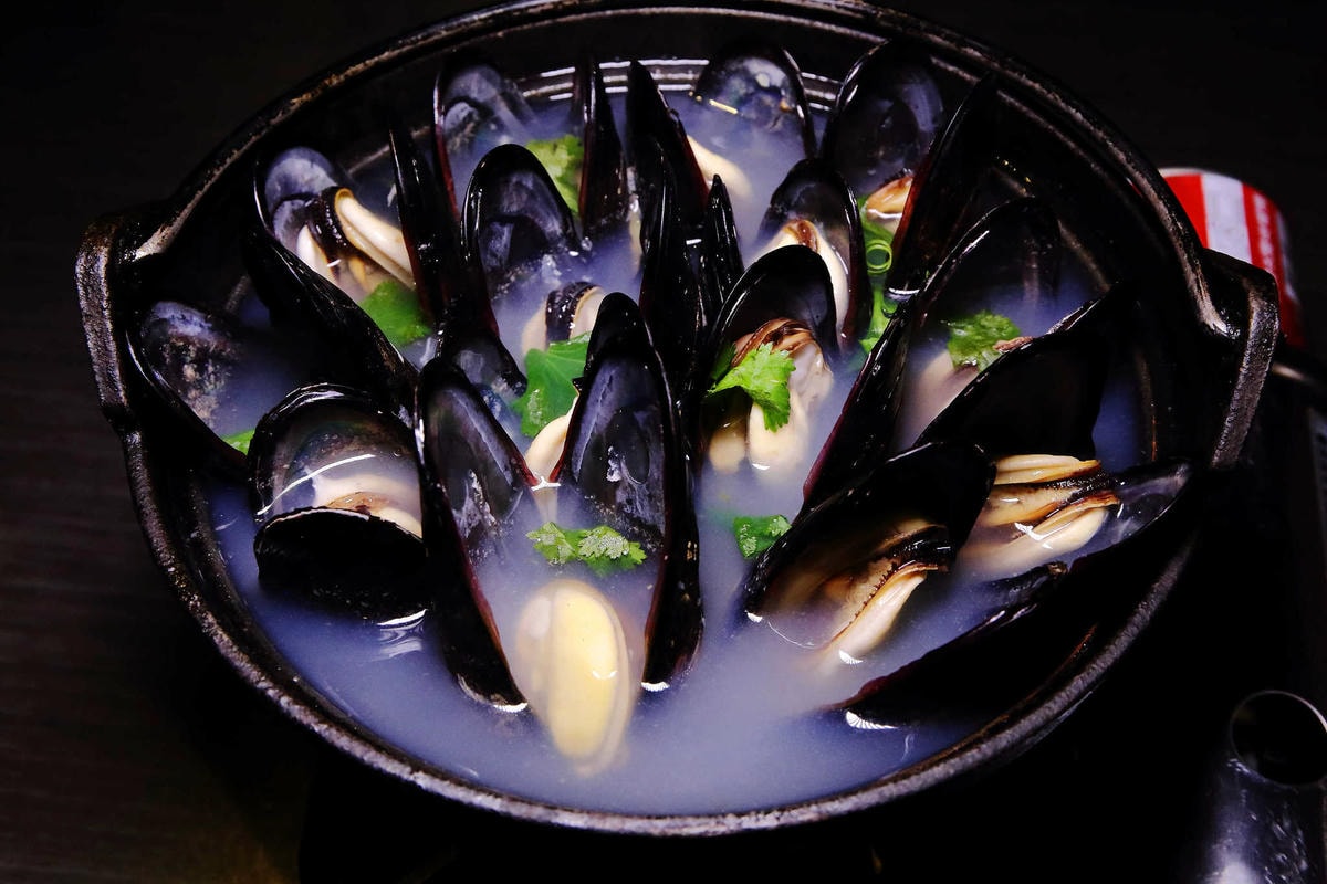 【食。中和】水貨炭火烤魚中和店〜超人氣排隊美食!免搭飛機就能吃到來自重慶萬州炭火烤魚,饕客注意萬里蟹來了!