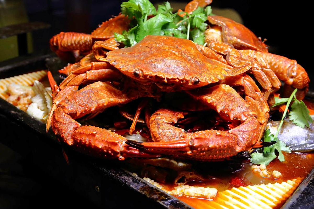 【食。中和】水貨炭火烤魚中和店〜超人氣排隊美食!免搭飛機就能吃到來自重慶萬州炭火烤魚,饕客注意萬里蟹來了!