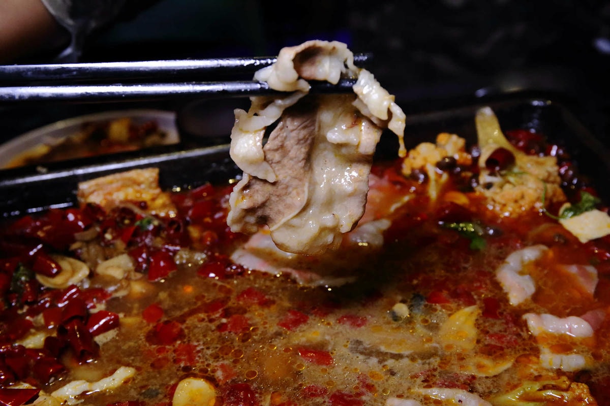 【食。中和】水貨炭火烤魚中和店〜超人氣排隊美食!免搭飛機就能吃到來自重慶萬州炭火烤魚,饕客注意萬里蟹來了!