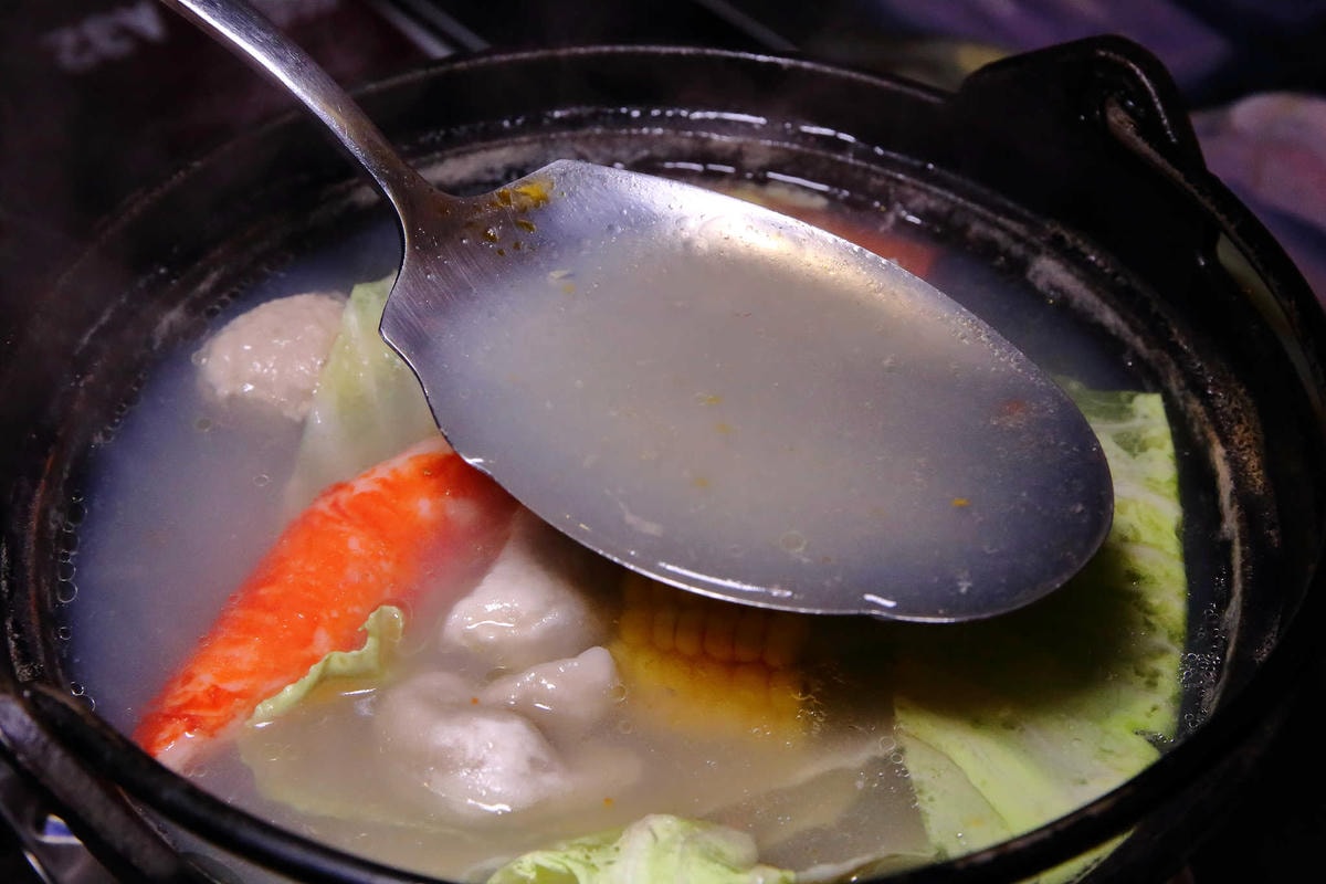 【食。中和】水貨炭火烤魚中和店〜超人氣排隊美食!免搭飛機就能吃到來自重慶萬州炭火烤魚,饕客注意萬里蟹來了!