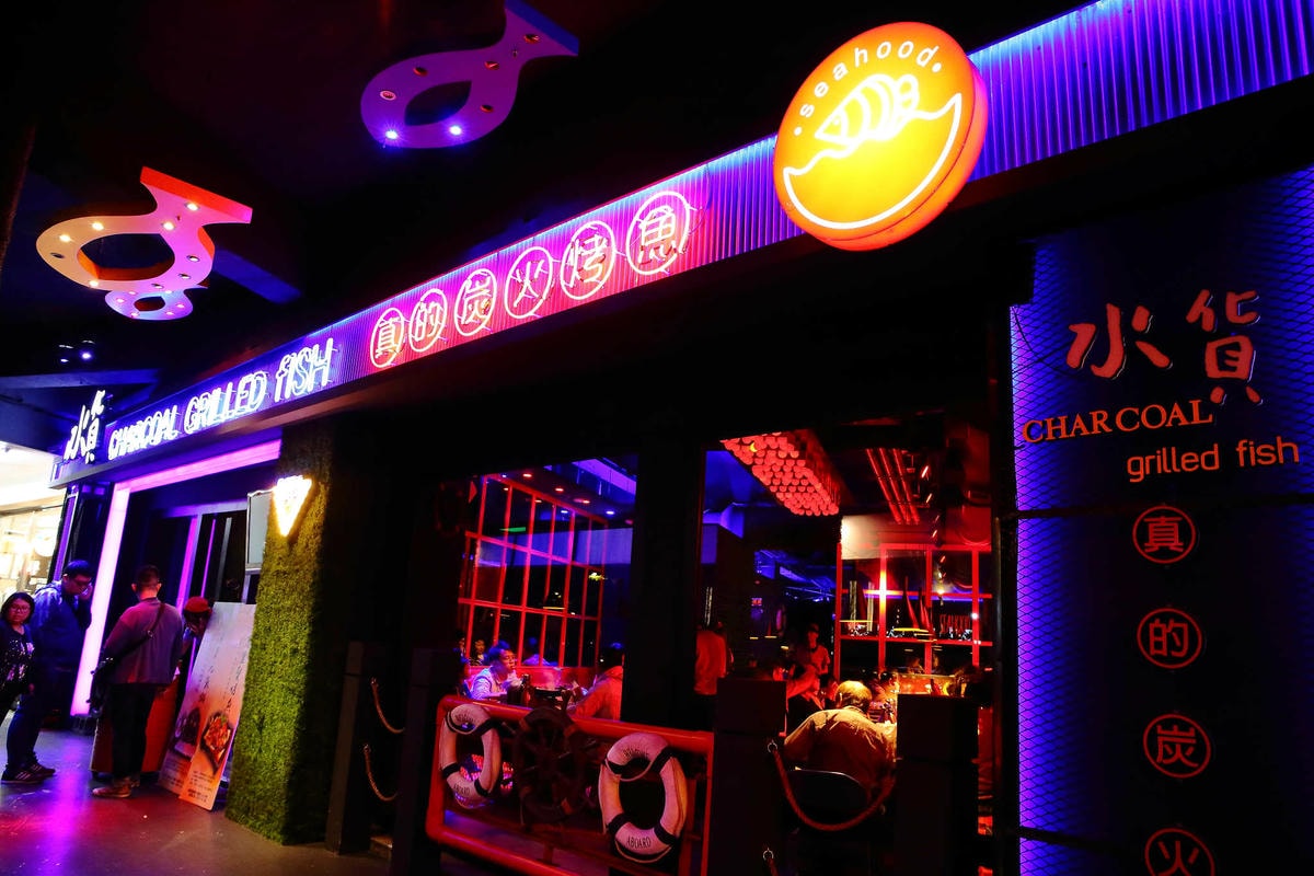 【食。中和】水貨炭火烤魚中和店〜超人氣排隊美食!免搭飛機就能吃到來自重慶萬州炭火烤魚,饕客注意萬里蟹來了!