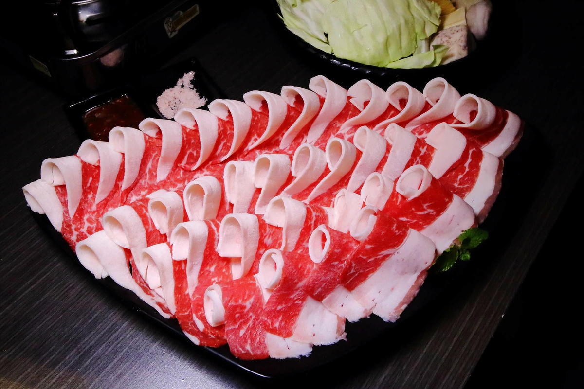 【食。中和】水貨炭火烤魚中和店〜超人氣排隊美食!免搭飛機就能吃到來自重慶萬州炭火烤魚,饕客注意萬里蟹來了!