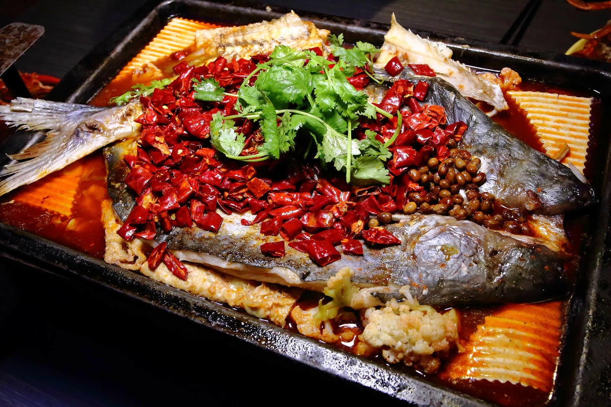 【食。中和】水貨炭火烤魚中和店〜超人氣排隊美食!免搭飛機就能吃到來自重慶萬州炭火烤魚,饕客注意萬里蟹來了!