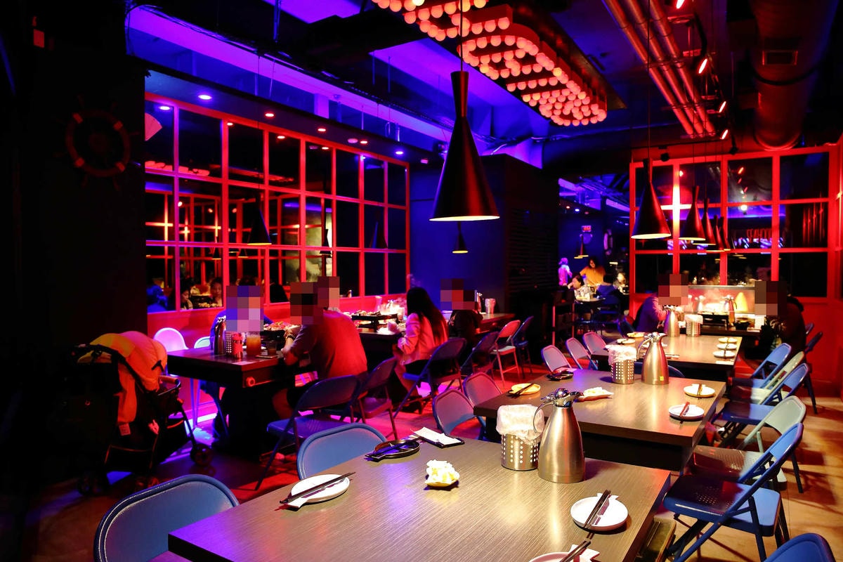 【食。中和】水貨炭火烤魚中和店〜超人氣排隊美食!免搭飛機就能吃到來自重慶萬州炭火烤魚,饕客注意萬里蟹來了!