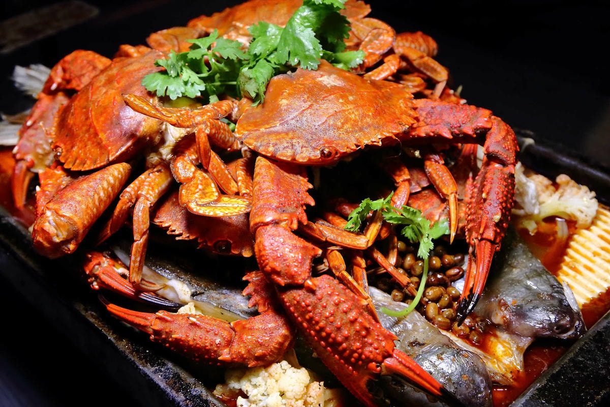 【食。中和】水貨炭火烤魚中和店〜超人氣排隊美食!免搭飛機就能吃到來自重慶萬州炭火烤魚,饕客注意萬里蟹來了!